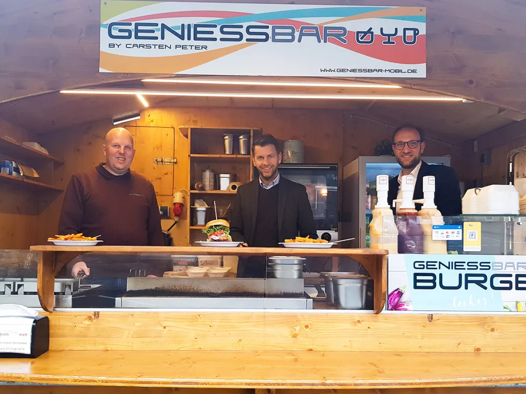 Carsten Peter empfing Dennis Weilmann und Jens Hofschröer zum Unternehmensbesuch