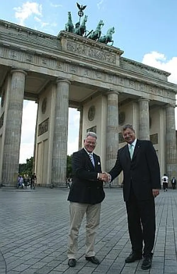 Die Kooperationsvereinbarung unterzeichneten Prof. Klaus Hekking (li) und Michael Büchler in Berlin.