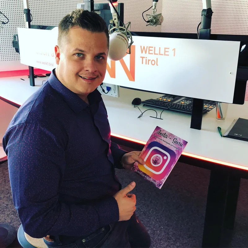 Dennis Loos mit seinem Buch 
