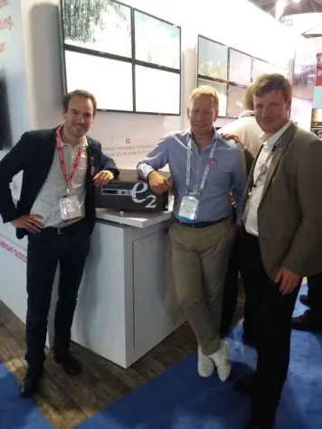 Bild: AED investiert in neueste Barco E2 Generation