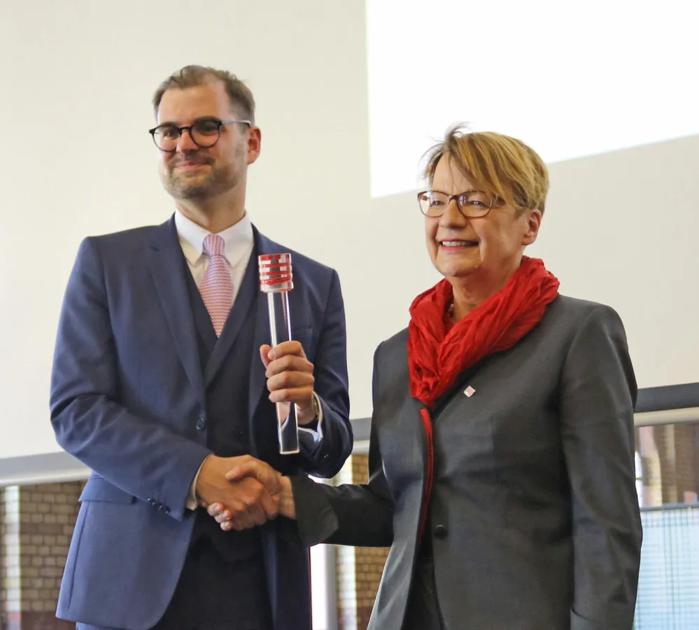 Staffelstabübergabe von Prof. Wieneke-Toutaoui (r.) an Prof. Wilms