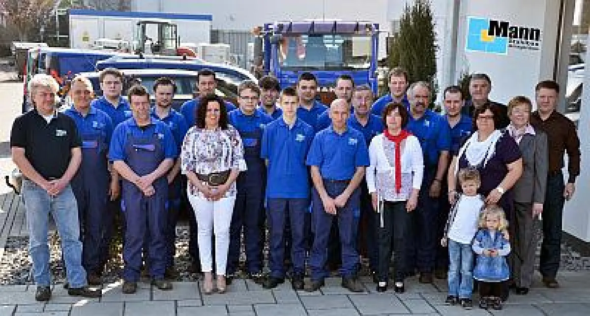 Die Unternehmerfamilie (rechter Bildrand) mit ihrem Team (Bild: Mann GmbH).