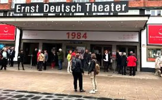 Bild: Ernst-Deutsch-Theater Hamburg stiftet Ehrenkarten für ehrenamtlich Engagierte
