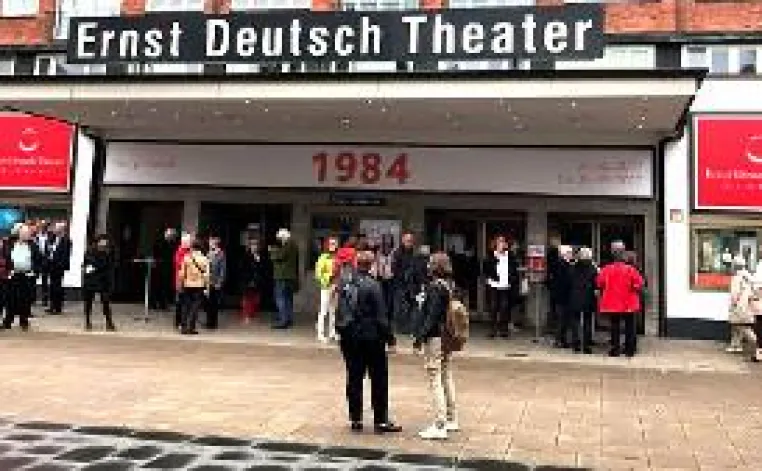Ernst-Deutsch-Theater Hamburg stiftet Ehrenkarten für ehrenamtlich Engagierte Bild: Ernst-Deutsch-Theater Hamburg stiftet Ehrenkarten für ehrenamtlich Engagierte