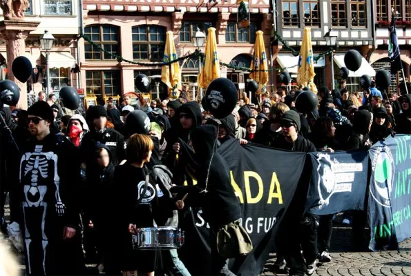 Bild: Lautstark gegen Pelz und Leder