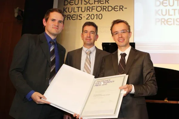 Bild: Wenn ein Preis mit einem Preis geehrt wird: Intervideo Nachwuchspreis gewinnt den Dt. Kulturförderpreis 2010