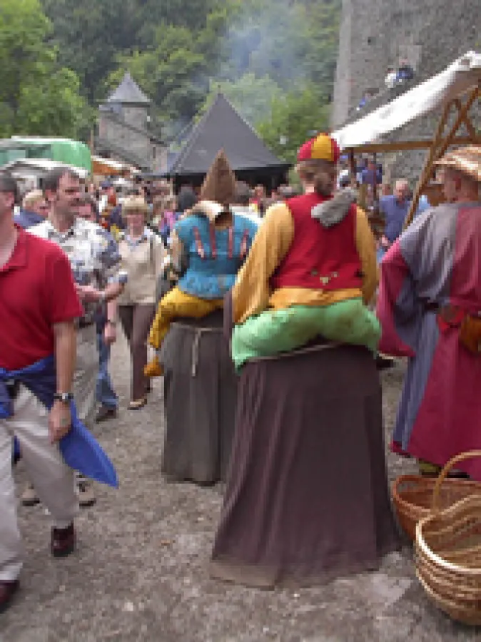 Zahlreiche Künstler in mittelalterlichen Gewandungen sorgen für Kurzweile auf dem Festgelände