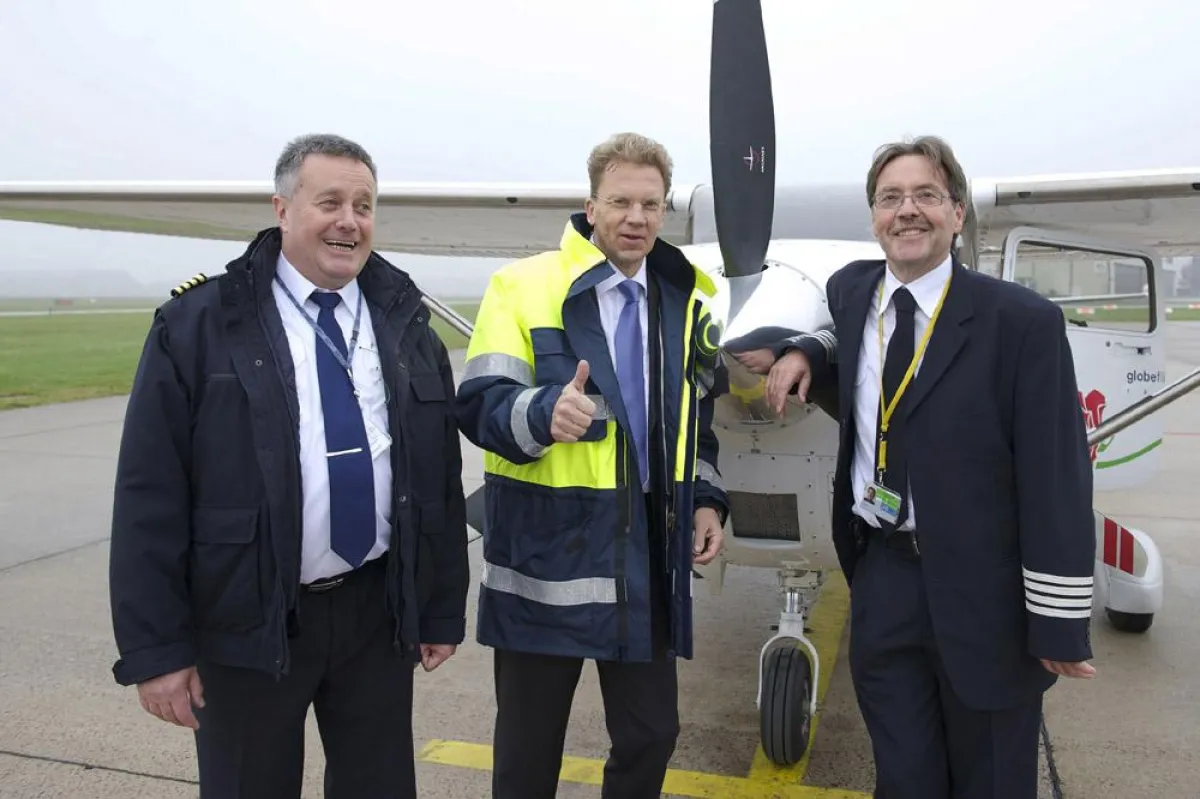 (von links) Martin Grohganz, Dr. Raoul Hille (Geschäftsführer Flughafen Hannover-Langenhagen GmbH) und Uwe Thomas Carstensen