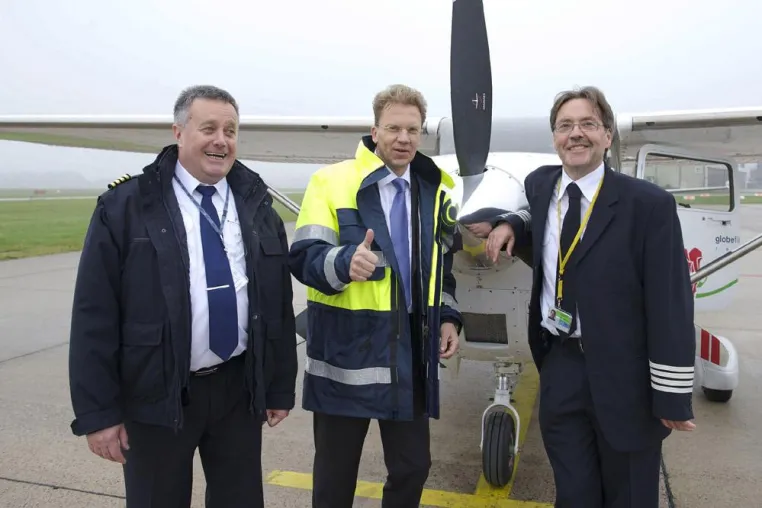 „Rosen-Flieger“ hebt vom Hannover Airport ab Bild: „Rosen-Flieger“ hebt vom Hannover Airport ab