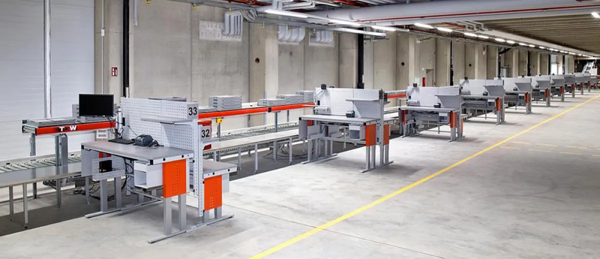 Die Stahlgruber GmbH hat ihr Logistikzentrum mit Pack- und Montagetischen von OTTOKIND ausgestattet.