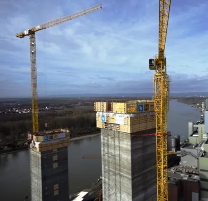 Bild: Zwei WOLFF Krane Typ 6031 sorgen für schnellen Baufortschritt in über 120 m Höhe