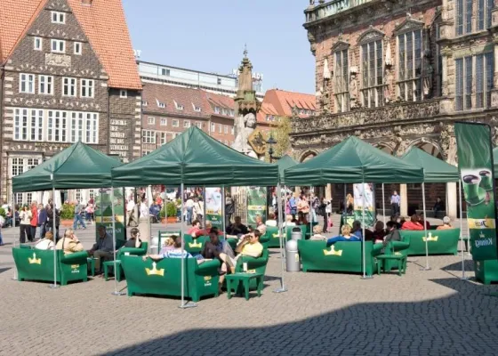Bild: Die Jacobs Krönung Sofa-Tour zu Gast in Augsburg - 40 grüne Sofas laden zum Verweilen und guten Gesprächen