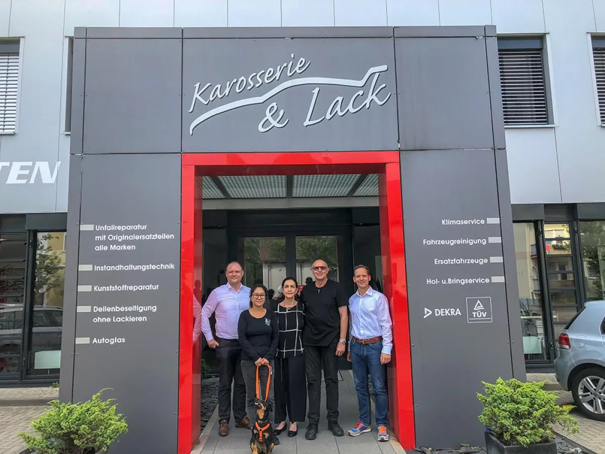 Glückliche Gesichter nach Vertragsunterzeichnung