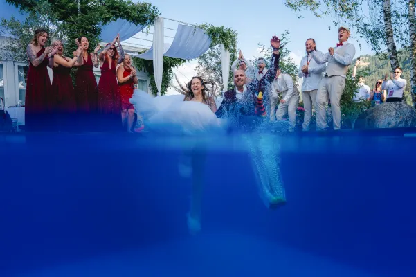 Bild: Die Kärntner Hochzeitsfotografie geht baden!