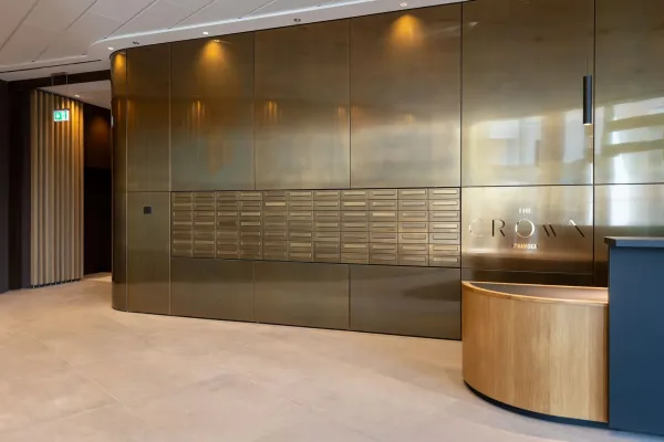 Bild: Briefkastenanlage in Messing mit elektronischer Schließung für „The Crown“ in Hamburg | KNOBLOCH