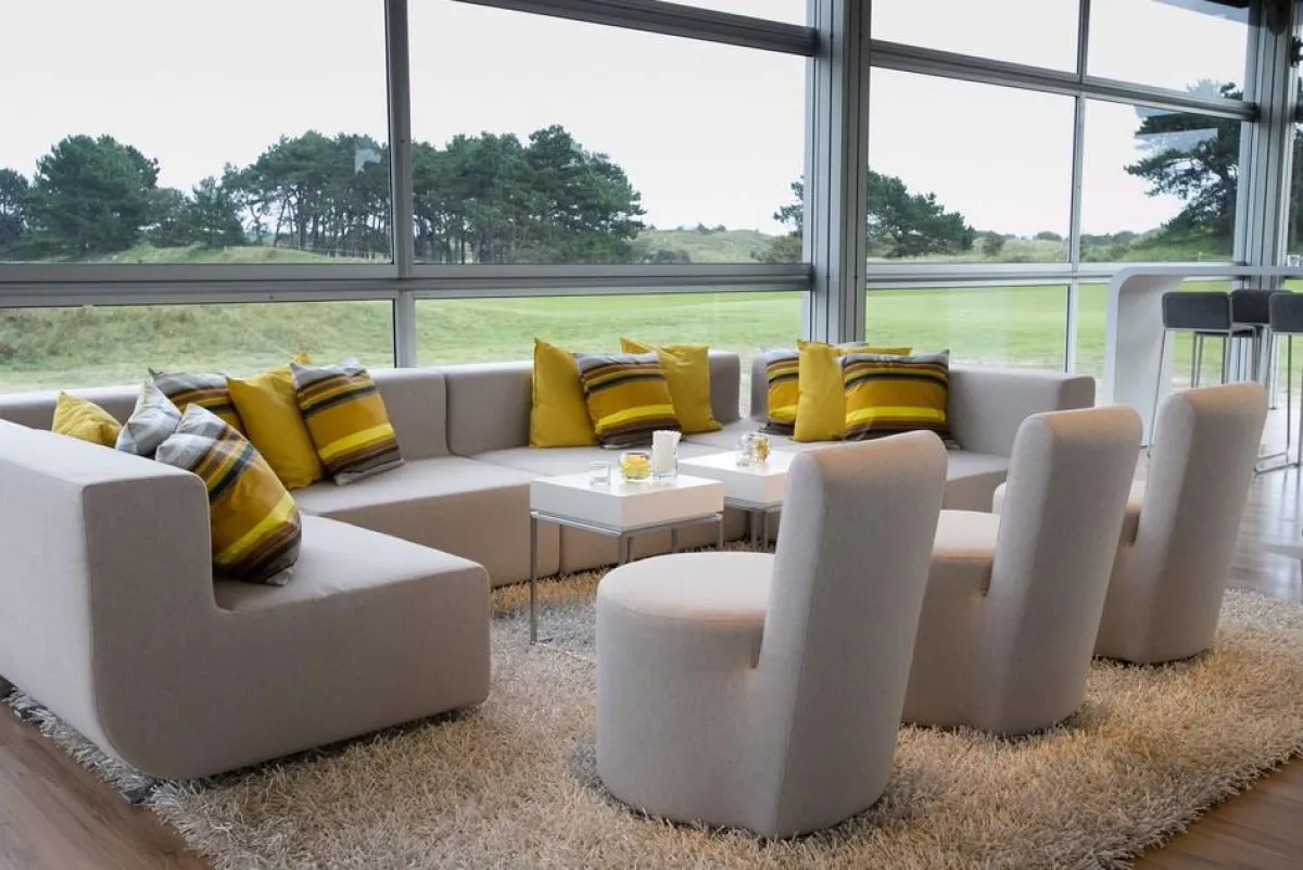 Sessel Ovo und Lounge Nuba harmonieren perfekt miteinander.