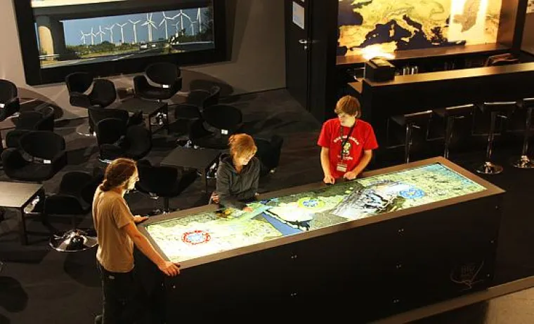 Bild: Faszination Information. Der BIG Touch Multi-Touchtable.