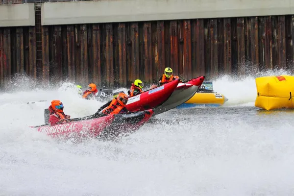 Bild: Thundercat-Rennen an der Waterfront-Promenade / Motorboote rasen über die Weser