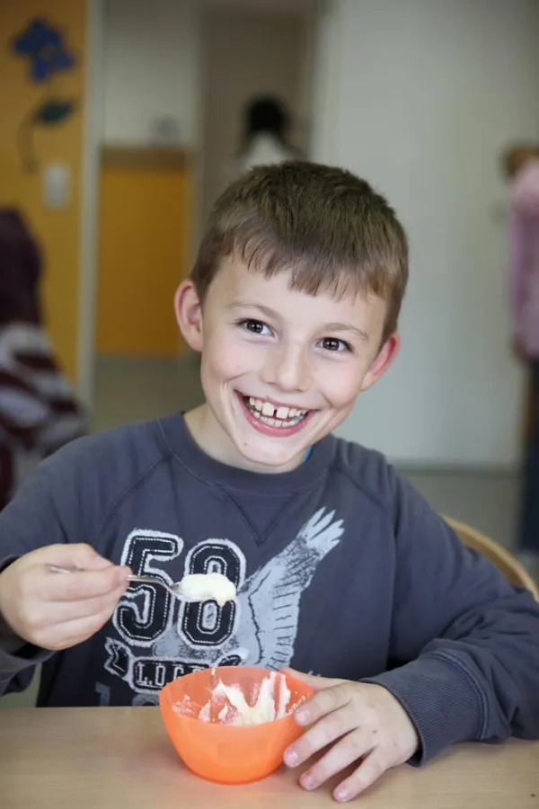 Eine warme Mahlzeit und Geborgenheit – das bekommen die Kinder und Jugendlichen in der Arche München.