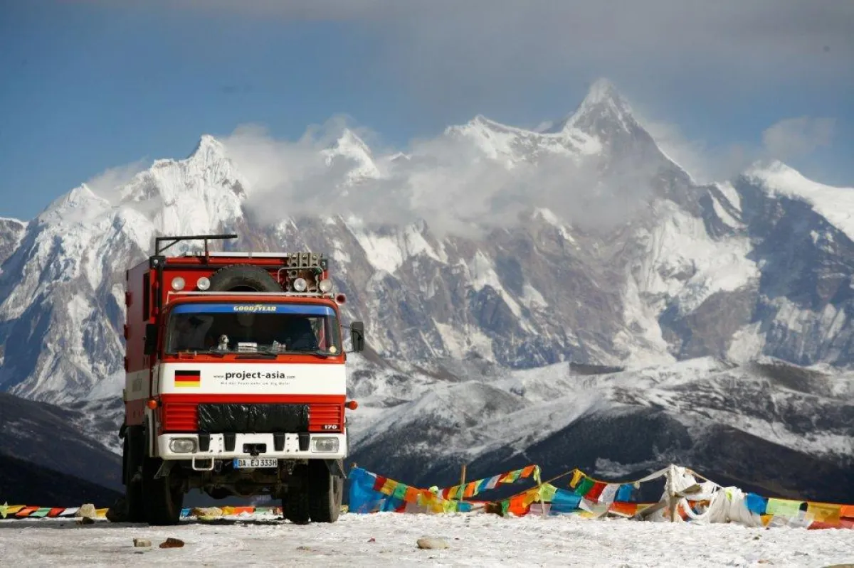 Die beiden Darmstädter sind seit über zehn Monaten mit ihrem Feuerwehrauto und Goodyear DuraSeal-Reifen unterwegs nach Singapur