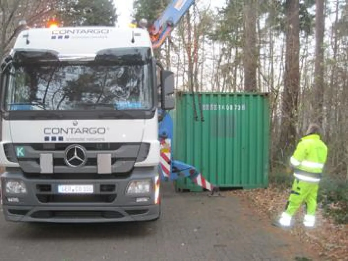 Contargo_Container_1: Contargo lieferte den Container bei der Hilfsorganisation an (Foto: Dentler)