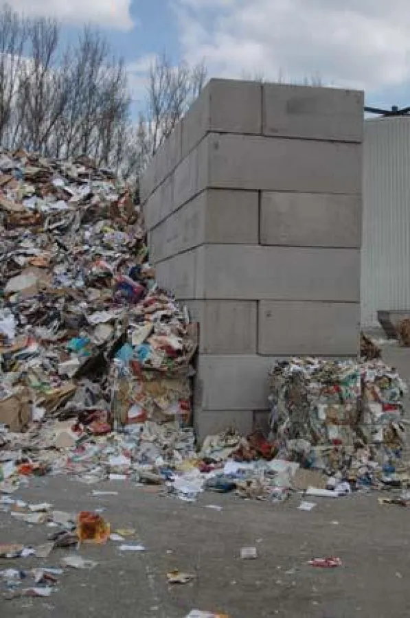 Eine Box aus Multibloc-Steinen ist auch für großes Volumen gut geeignet - zum Beispiel für Altpapier (Foto: Dellschau)