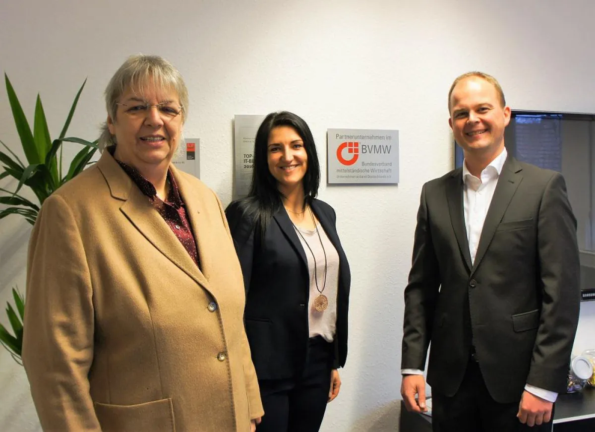 Beate Leibnitz freut sich mit Hansen & Lüdemann über bluecue als neues BVMW Mitglied