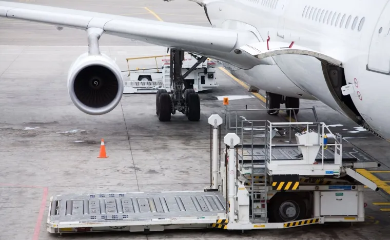 Bild: Luftfrachttransporte von Gefahrgut nach Aserbaidschan: Besonderheiten und Zollabwicklung