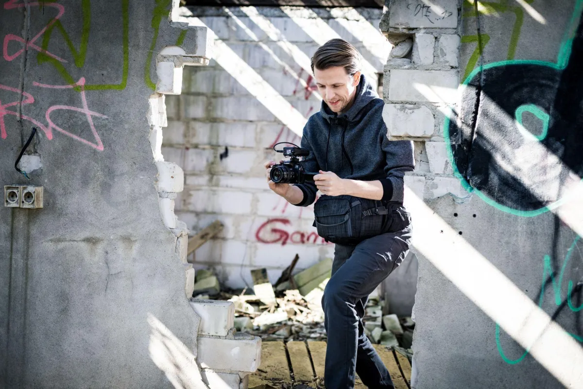 Daniel Flügger liebt es, sein Filmequipment in der EVOC HIP PACK CAPTURE 7l griffbereit zu haben.