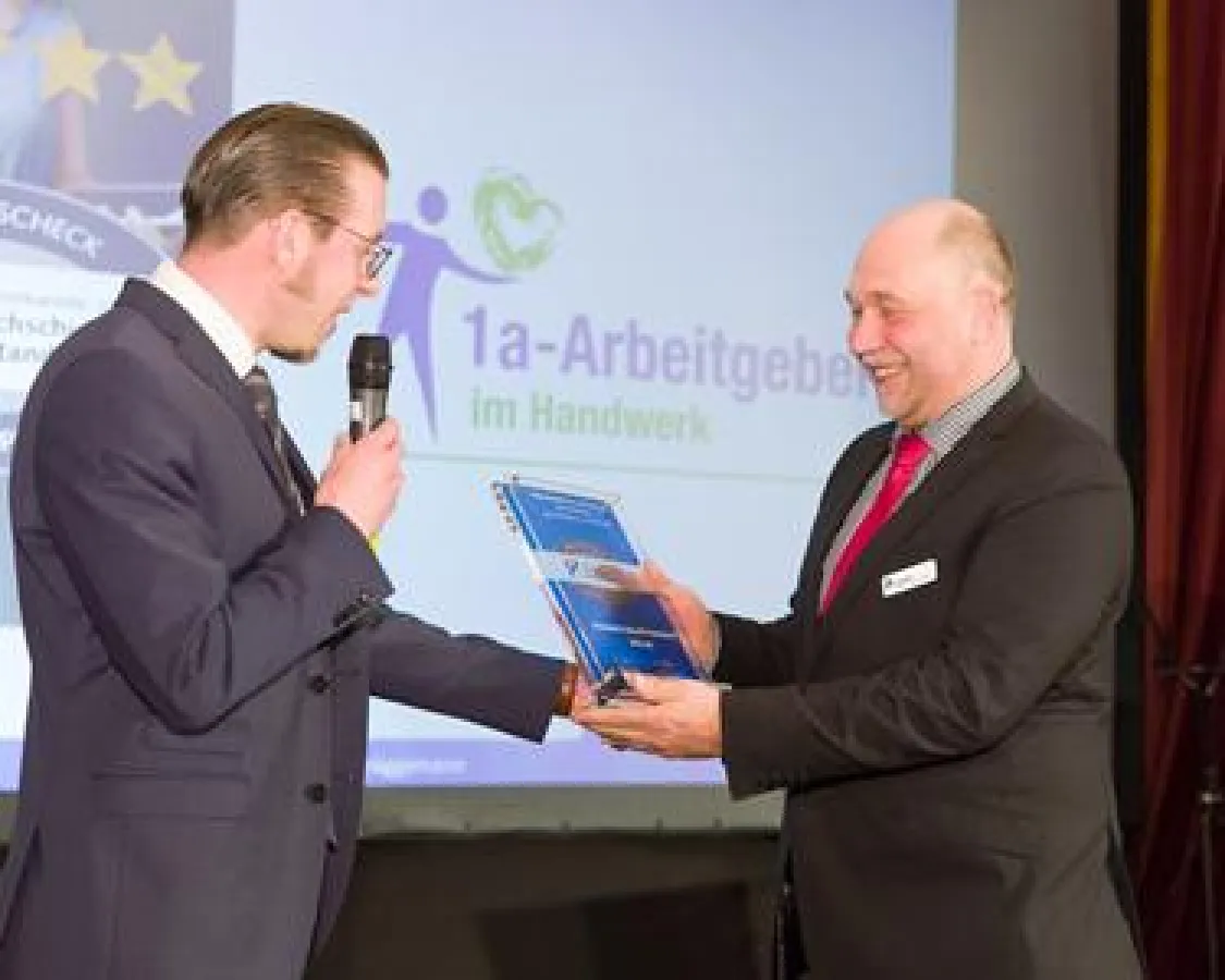 Institutsleiter Prof. Dr. Tim Brüggemann überreichte Rolf Steffen die Auszeichnung