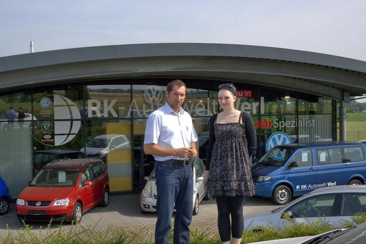 Künstlerin Yvonne Notzon zu Besuch bei dem beteiligten Unternehmen RK Autowelt Werl GmbH