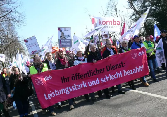 Tausende tauchen Düsseldorf protestierend in Magenta Bild: Tausende tauchen Düsseldorf protestierend in Magenta