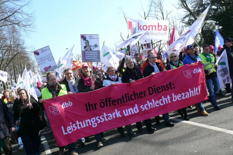 Tausende tauchen Düsseldorf protestierend in Magenta Bild: Tausende tauchen Düsseldorf protestierend in Magenta