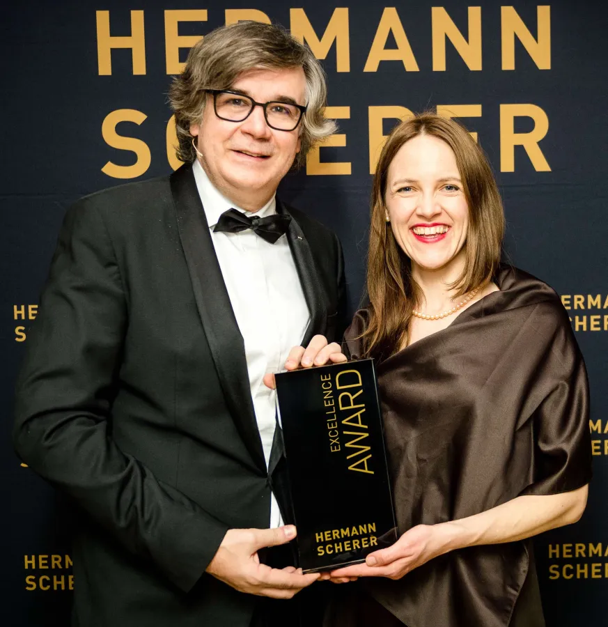 Hier empfängt Dr. Yana Heussen als Finalistin den Speaker Slam Award von Hermann Scherer (© Justin Bockey)