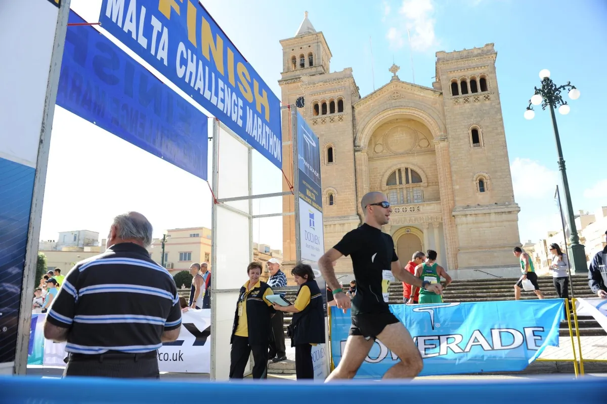 Zieleinlauf beim Malta International Challenge Marathon