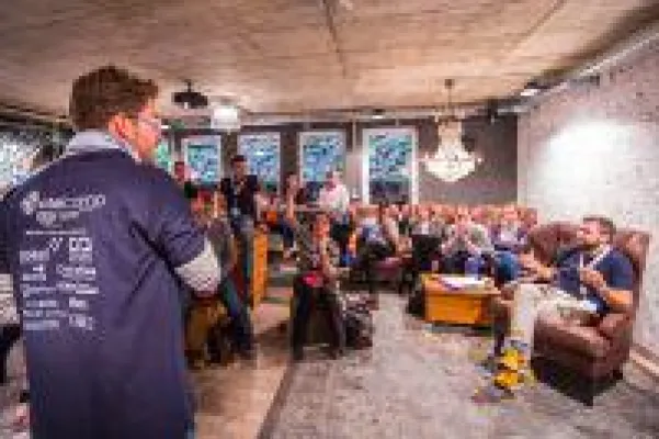 Bild: HSMA und Tourismuszukunft präsentieren zum 10-jährigen Jubiläum eine neue Location für das Hotelcamp