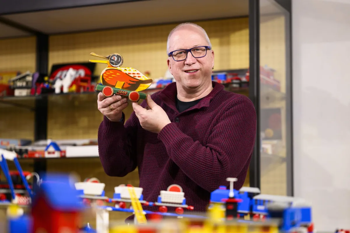 Ausstellungsmacher Christian Lange präsentiert eines der ältesten Spielzeuge der Marke (© Sven Moschitz)
