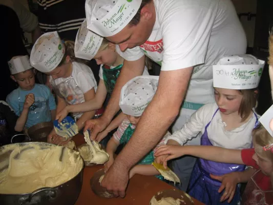 Gemeinsam für die Mütter - Vater-Kind-Backen zum Muttertag in der Bäckerei Johann Mayer Bild: Gemeinsam für die Mütter - Vater-Kind-Backen zum Muttertag in der Bäckerei Johann Mayer