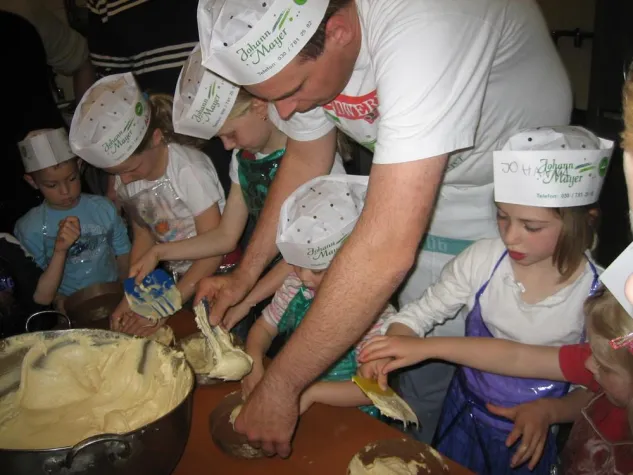 Gemeinsam für die Mütter - Vater-Kind-Backen zum Muttertag in der Bäckerei Johann Mayer Bild: Gemeinsam für die Mütter - Vater-Kind-Backen zum Muttertag in der Bäckerei Johann Mayer