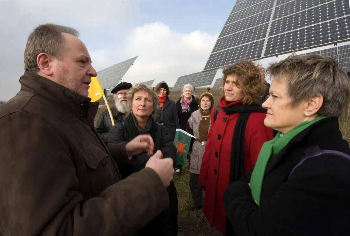 Renate Künast (Bündnis 90/Die Grünen) mit Wilfried Haas (Geschäftsführer der GEDEA-Ingelheim) im Solarpark Sprendlingen