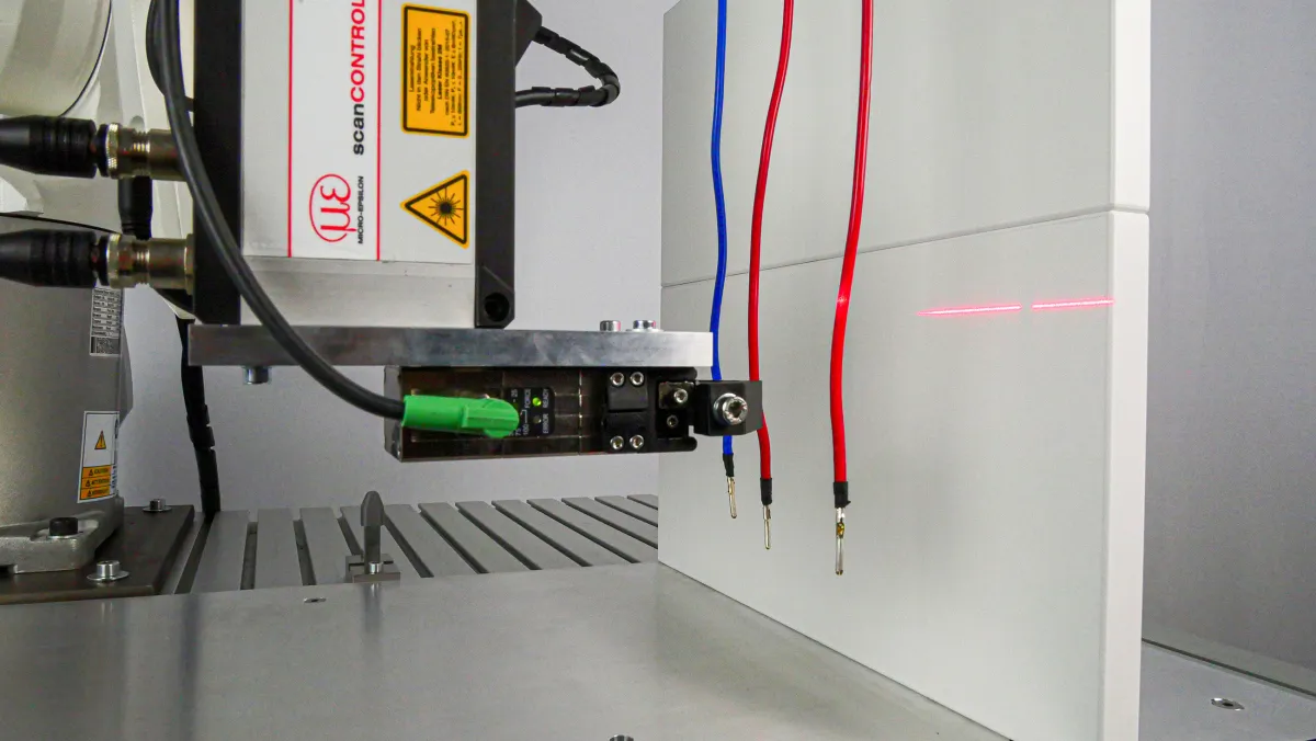 Freihängende Kabel lassen sich mittels Laserscanner treffsicher und effizient detektieren und picken (© ArtiMinds Robotics)