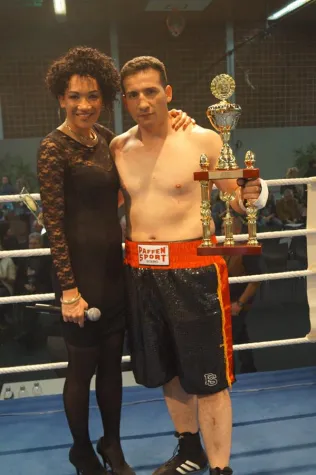 Bild: Hymne läutet ersten Sieg für Profiboxer ein