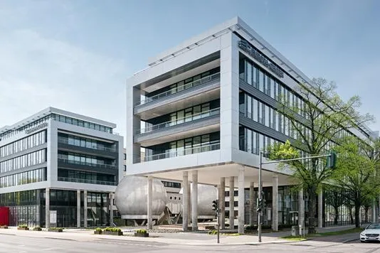 Bild: INTERHOMES AG mietet über AENGEVELT Showroom im EUROPA-CENTER Berlin Adlershof