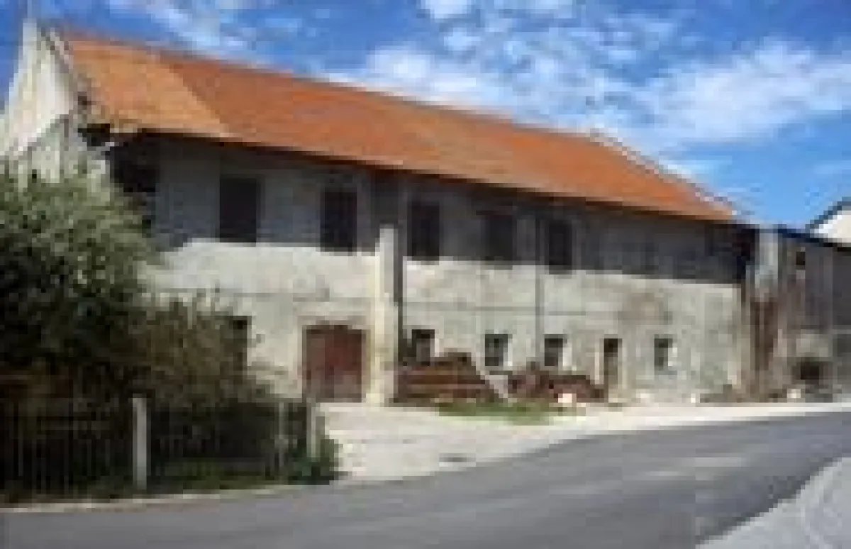 Blick auf die Ostfassade des denkmalgeschützten Ökonomiegebäudehaus der ehemaligen Klosterbrauerei Weyarn