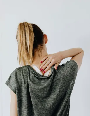 Bild: Unter Nacken- und Schulterschmerzen leiden deutlich mehr als die Hälfte aller Erwachsenen