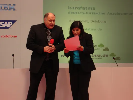 Bild: Türkische Gründerin gewinnt Preis beim Gründerwettbewerb des BMWA