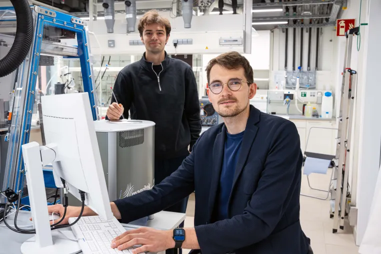 Bild: Künstliche Intelligenz wertet chemische Spektren in Minuten aus