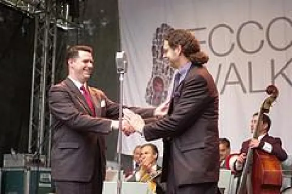 Bild: Rekordspende beim Berliner Walkathon - 8.477 Teilnehmer liefen für den guten Zweck