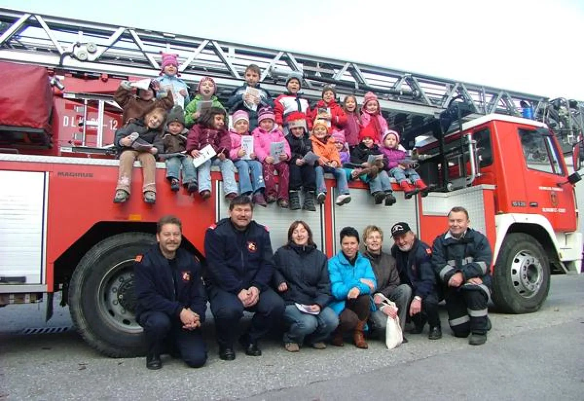 viel Spass hatte die Kindergartengruppe bei der Feuerwehr Gloggnitz