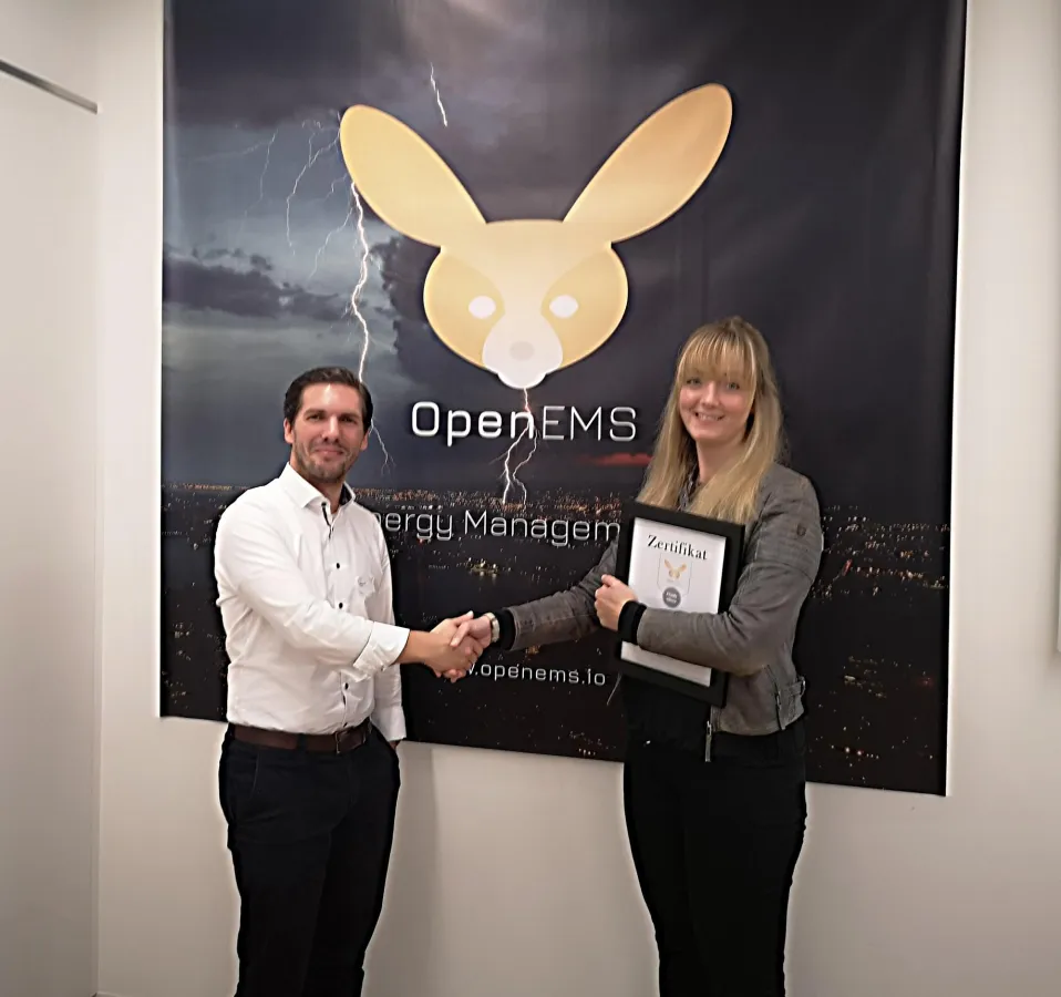 Chief Operating Officer Rebekka Mutschler erhält OpenEMS_Ready Zertifikat ©Stromdao